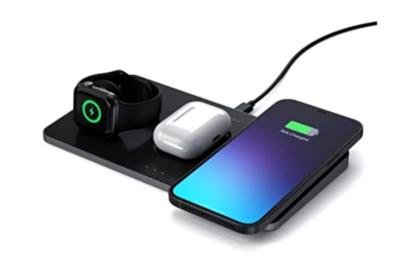 Satechi  Trio Trådlös Laddare med Magnetisk Platta – Qi-certifierad – Passar iPhone 13 Pro Max/13 Pro/13, iPhone 12 Pro Max/12 Pro/12/12 mini, AirPods Pro/Gen 3, Apple Watch Series 7/6/SE/5/4/3/2/1