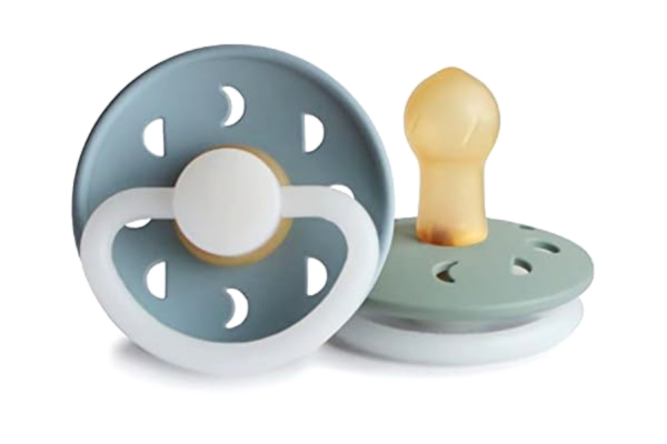 FRIGG  Moon Phase Latex Nattnapp 2-Pack | Naturgummi napp | Lyser i Mörkret | BPA-fri | Tillverkad i Danmark | Symmetrisk Körsbärsformad Bröstvårta (Stone Blue Night/Sage Night, Storlek 1 (0-6 Månader))