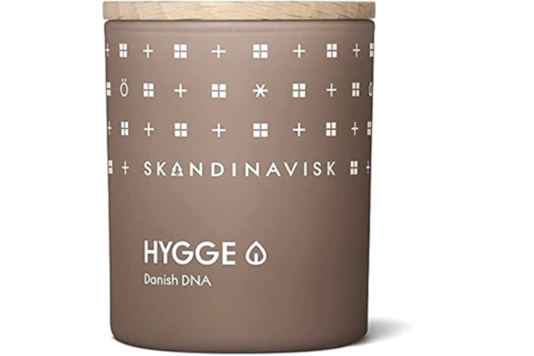 Skandinavisk Hygge Doftljus med lock 200 g - Doftnoter: Svart te, mintblad, torkade äpplen och bakad kanel. Naturliga ingredienser och vegansk.