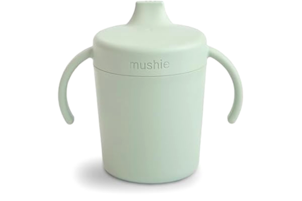 Mushie  Trainer Sippy Cup | Tillverkad i Danmark | Läckagesäkert vridbart lock och handtag | 6 månader + (salvia)