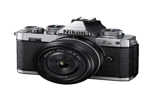Nikon  Z fc KIT Z 28 1:2.8 SPEZ. Utgåva (20,9 MP, OLED-sökare med 2,36 miljoner bildpunkter, 11 bilder per sekund, hybrid AF med fokus-assistent, ISO 100-51.200, 4K UHD-video) silver/svart