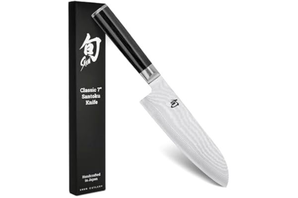 KAI  Shun Classic Santoku 18 cm bladlängd – damaskkniv 32 lager VG MAX kärna – 61 (±1) HRC – paketkasträhandtag – tillverkad i Japan – japansk kockkniv smidd kökskniv