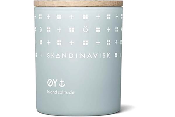 Skandinavisk Øy Doftljus med lock 200 g - Doftnoter: Nyponblom, näckmossa och vildäpplen. Naturliga ingredienser och vegansk.