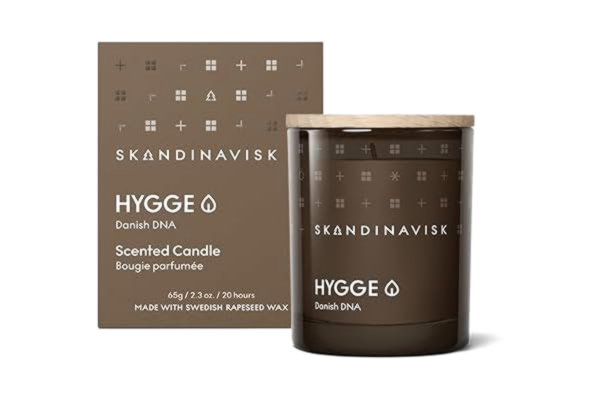 Skandinavisk Hygge Doftljus med lock 65g - Doftnoter: Svart te, mintblad, torkade äpplen och bakad kanel. Naturliga ingredienser och vegansk.