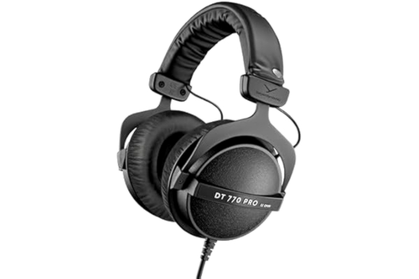 Beyerdynamic beyerdynamic DT 770 PRO 32 ohm over-ear studiohörlurar i svart med sluten design.