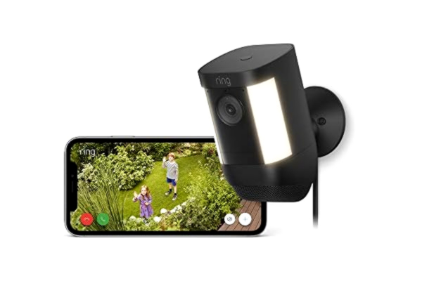 Ring Introducerar Ring Spotlight Cam Pro Plug-In från Amazon | 1080p HD-video med HDR, rörelsedetektion i 3D, fågelperspektiv, LED-spotlights, gör-det-själv-installation