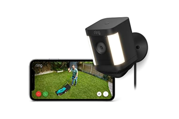 Ring Introducerar Ring Spotlight Cam Plus Plug-In från Amazon | 1080p HD-video, tvåvägssamtal, nattseende med färg, LED-spotlights, siren, gör-det-själv-installation