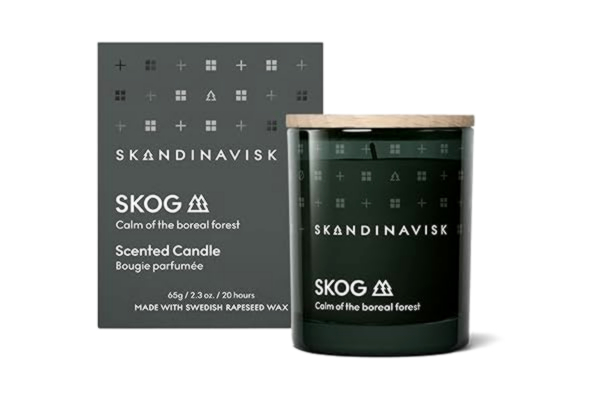 Skandinavisk Skog Doftljus med lock 65 g - Doftnoter: Tallbarr, grankotte, björksav och liljekonvalj. Naturliga ingredienser och vegansk.