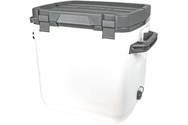 Stanley  1913 Adventure Outdoor Cooler 28.3L Polar White - Rymmer 2-Litersflaskor - Rymmer 40 Burkar - Dubbel Skumisolering - BPA-Fri - Robust Kylväska, Funkar Även Som Pall - Robust Resekylväska