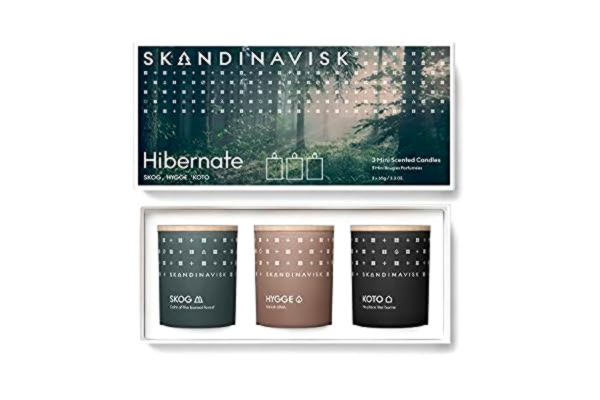 Skandinavisk  - Viloläge presentset med 3 mini doftljus. Skog "Forest", Hygge "Cosiness" och KOTO "Home". Vegansk formel 3 x 65 g