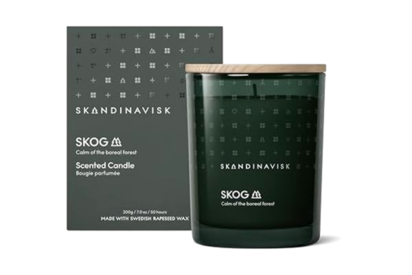 Skandinavisk Skog Doftljus med lock 200 g - Doftnoter: Tallbarr, grankotte, björksav och liljekonvalj. Naturliga ingredienser och vegansk.