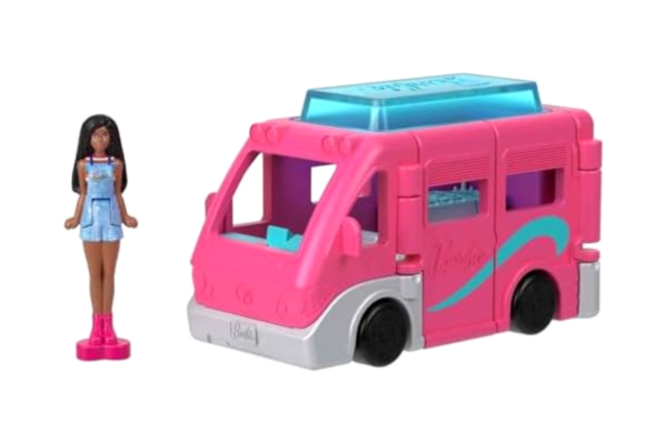 Barbie  Mini BarbieLand-set med docka och leksaksfordon, Barbie-docka på 4cm och drömhusbil med fungerande dörrar samt pool som ändrar färg, HYF39