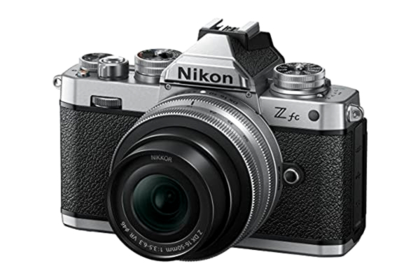 Nikon  Z fc KIT Z DX 16-50 mm 1:3,5-6,3 VR Silver Edition (20,9 MP, OLED-sökare med 2,36 miljoner bildpunkter, 11 bilder per sekund, hybrid AF med fokus-assistent, ISO 100-51.200, 4K UHD-video)