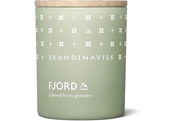 Skandinavisk FJORD Doftljus med lock 200 g - Doftnoter: Äpple- & päronblom och röda vinbär. Naturliga ingredienser och vegansk.