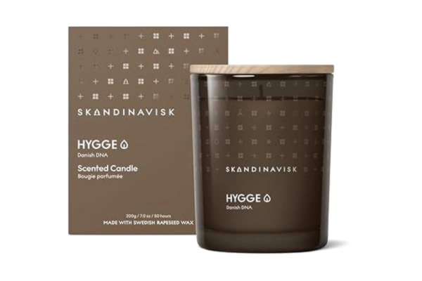 Skandinavisk Hygge Doftljus med lock 200 g - Doftnoter: Svart te, mintblad, torkade äpplen och bakad kanel. Naturliga ingredienser och vegansk.