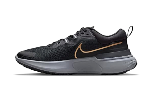 Nike  React Miler 2, Baskets Homme, Black Metallic Gold, 42.5 EU