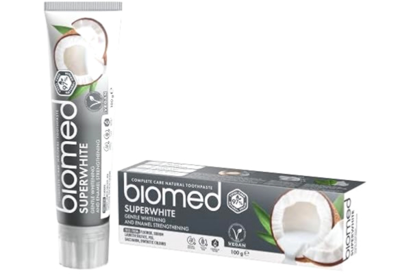 Biomed BIOMED - Supervit tandkräm 100 g, naturlig mild blekning, lugnar känslighet och tandkött, återställer emalj, fri från fluor, SLS, PEG, sackarin och gluten, vegan, halal, kokossmak