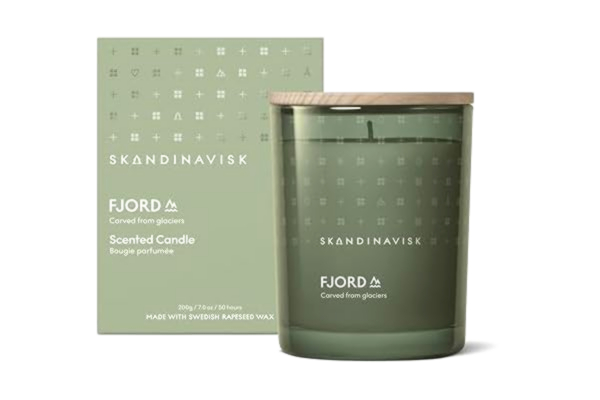 Skandinavisk FJORD Doftljus med lock 200 g - Doftnoter: Äpple- & päronblom och röda vinbär. Naturliga ingredienser och vegansk.