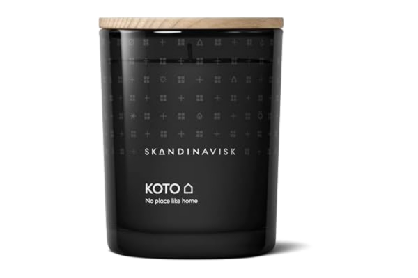 Skandinavisk Koto Doftljus med lock 200 g - Doftnoter: Vaniljbönor och torkade apelsinskal och vintagelädermöbler. Naturliga ingredienser och vegansk.